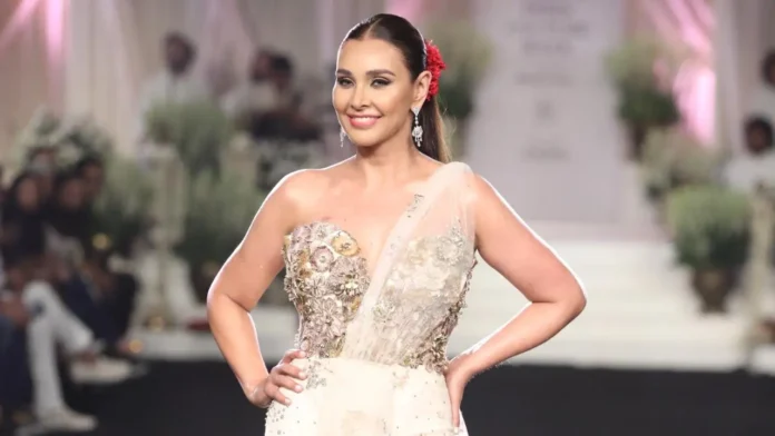 ICW: Lisa Ray opens Rahul Mishra's show on 'Afreen Afreen' song