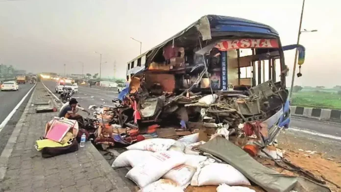 Six killed, eight injured as bus collides with truck on Ahmedabad-Vadodra Express Highway