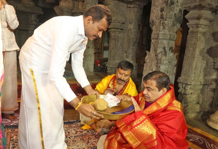 Tirupati: Union Minister Nitin Gadkari offers prayers at Lord Venkateshwara Temple