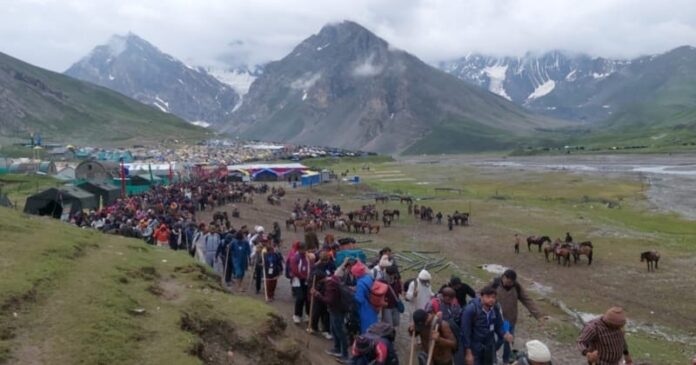 J-K: Another batch of pilgrims leaves for Amarnath Yatra from Srinagar base camp