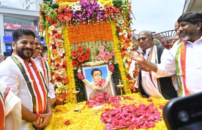 Telangana CM Pays Floral Tribute To Rajiv Gandhi