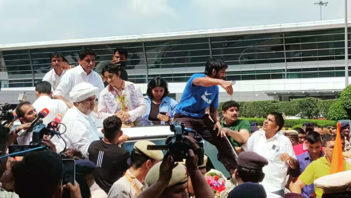 Vinesh Phogat breaks down in tears at Delhi Airport on return from Paris