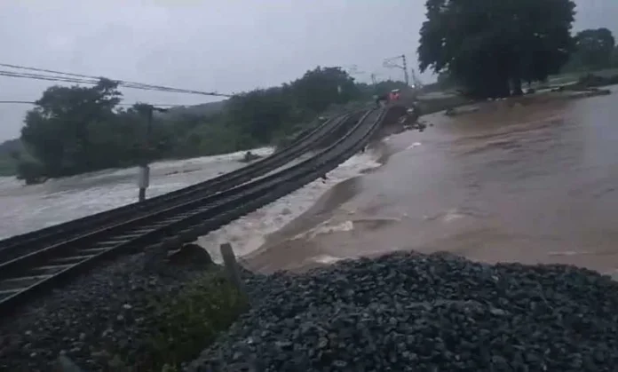 Telangana: Heavy Rains Cause Damage To Railway Track Between Mahabubabad And Kesamudram; Several Trains Cancelled