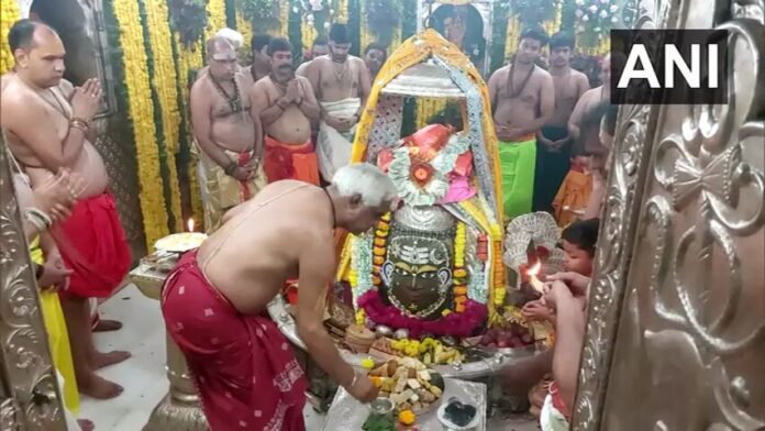 Aarti Performed At Mahakal Temple In Ujjain On Occasion Of Diwali