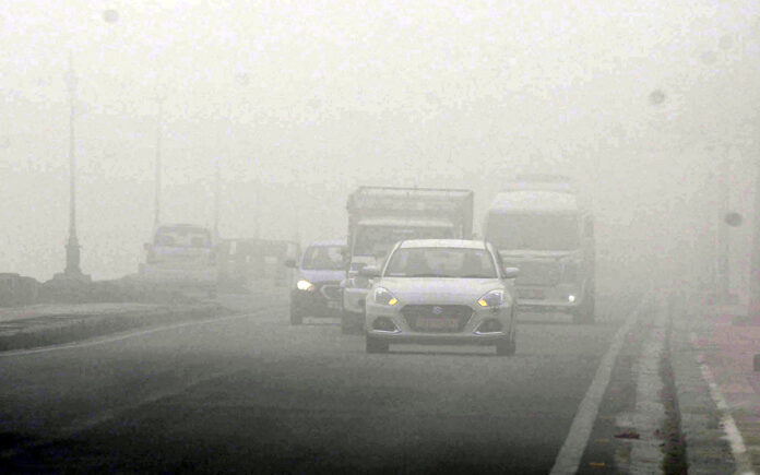 Layer Of Fog Engulfs National Capital; AQI Drops To 454 In Delhi's Anand Vihar Area