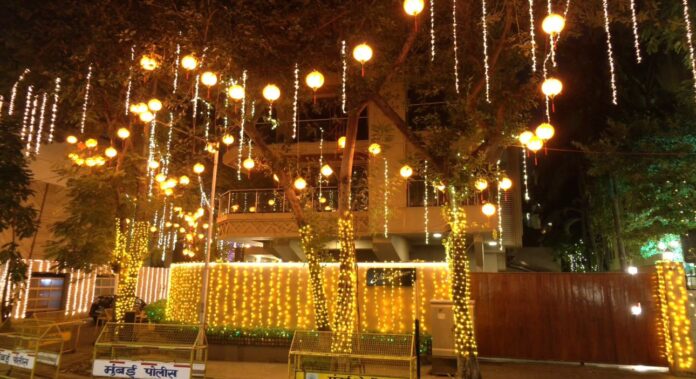 SRK's abode Mannat sparkles with Diwali spirit