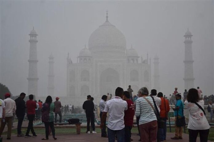 Taj Mahal engulfed in thick haze, tourists complain of low visibility