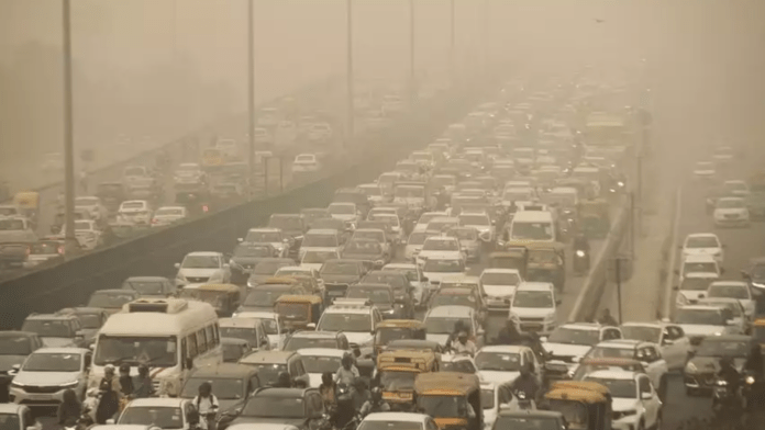 Delhi wakes up to thick smog, air quality remains in 'severe' category