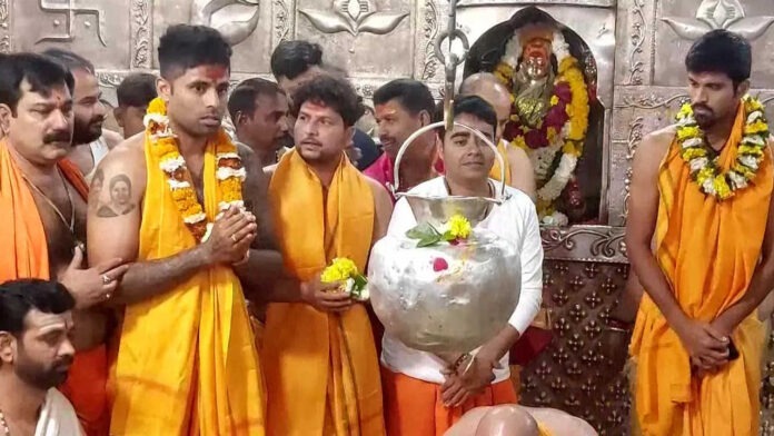 MP: Indian cricketers offer prayers at Mahakaleshwar Temple in Ujjain, participate in Bhasma Aarti