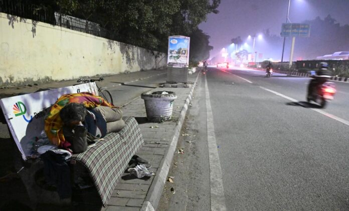 Delhi's Air Quality Remains 'Poor' As Winter Sets In, Homeless Seek Shelter