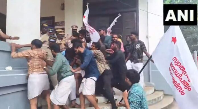 SFI Protest Against Kerala Governor Arif Mohammed Khan At University Seminar