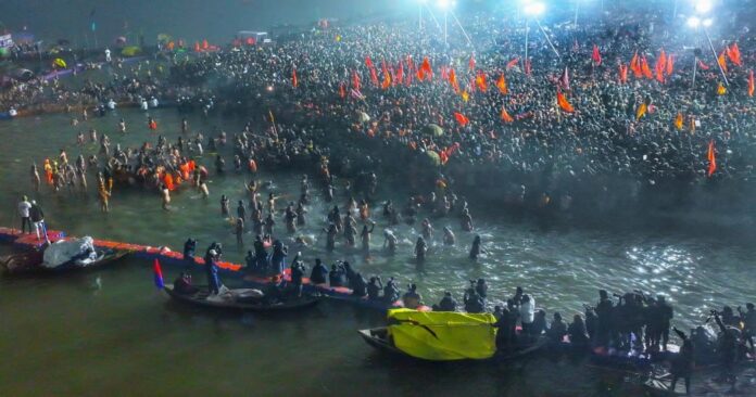 Devotees Brave Dense Fog To Attend Morning Ganga Aarti At Maha Kumbh Mela In Prayagraj