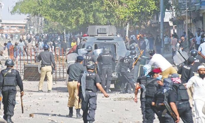 Pakistan: More than 300 people booked after clashes between police, protesters in Karachi