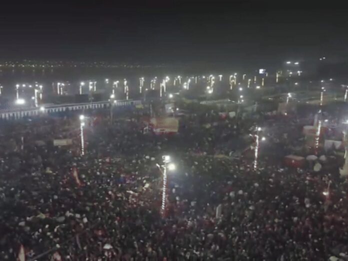 Massive Crowds Gather at Triveni Sangam for Mauni Amavasya Snan in Mahakumbh