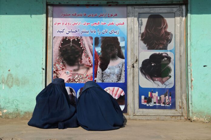 Taliban Extends Crackdown on Afghan Beauty Parlours, Warns Arrests