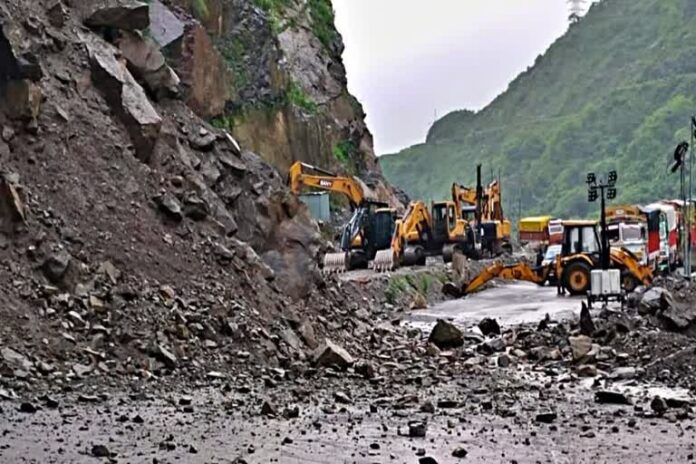Monsoon Havoc In Himachal Pradesh: Landslide Blocks Chandigarh-Manali Highway As IMD Issues Yellow Alert