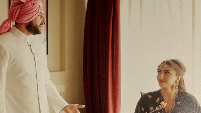 Soha Ali Khan Shares Unseen Pic Of Saif Giving Her A Wedding Pep Talk, Hints At His Secret Insta Account