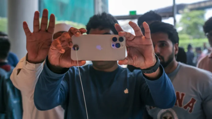 iPhone 17 Launch In India Marked By Massive Crowds And A Scuffle In Mumbai