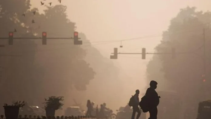 75% Of Delhi-NCR Households Hit by Viral Illnesses Amid Toxic Air And Weather Changes