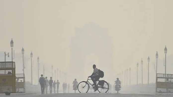 Technical Glitch Stalls Delhi’s Pollution Data as AQI Remains ‘Very Poor’ at 315; Haze Envelops Capital