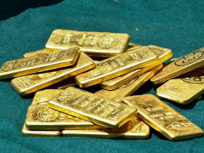Gold Prices Drop ₹600 Amid Weak Global Cues; Silver Falls ₹2,000 — Rupee Slide Limits Losses