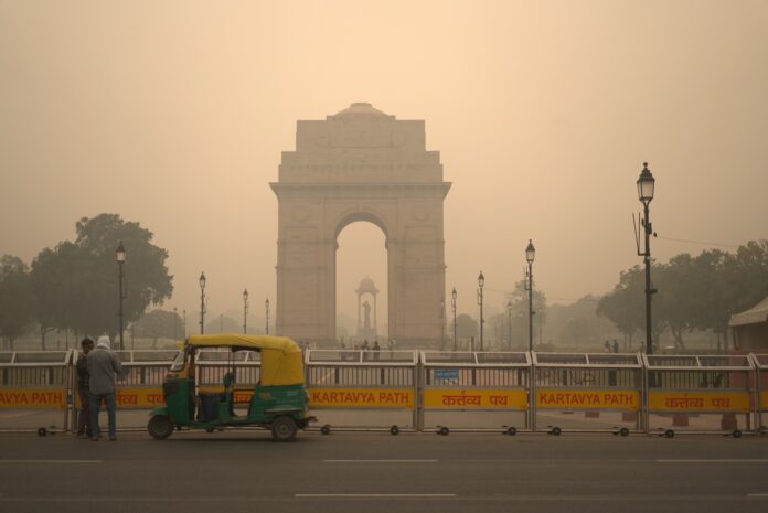 Delhi Gripped By 'Severe' Air Quality For Second Day; AQI Hits 413 Amid Inversion Conditions