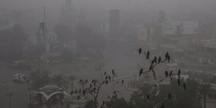 Karachi Air Pollution: 'Hazardous Smog' Forces Health Warning as Minimum Temperature Drops