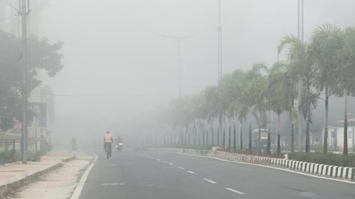 Delhi Air Quality Sinks Back to 'Very Poor' at AQI 303 Amid Dense Smog