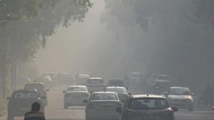 Delhi Chokes Under 'Very Poor' Air Quality as Smog Returns