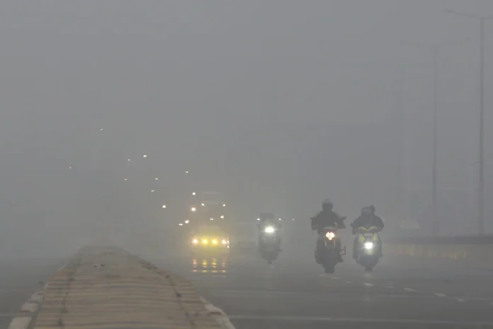 Delhi Gasps as AQI Hits 385; 20 Stations Plunge into ‘Severe’ Zone