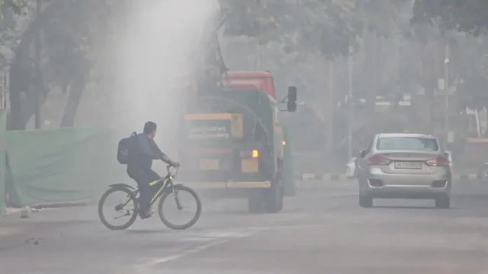 ‘Smells Salty’: Delhiites React as Roads and Cars Disappear in Severe Fog–AQI Mix
