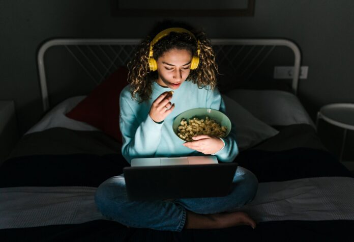 Feeling Hungry After An Early Dinner? Smart Ways To Stop Late-Night Snacking